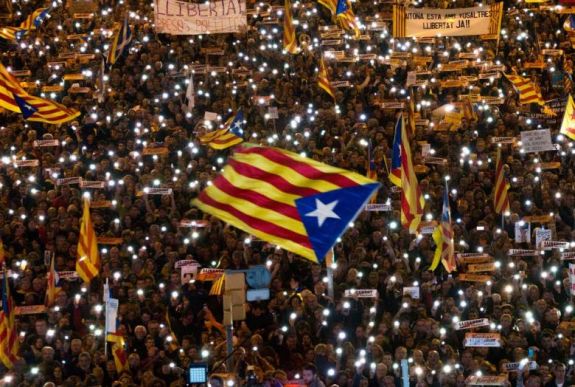 Katalán válság: több mint félmillióan vonultak utcára Barcelonában