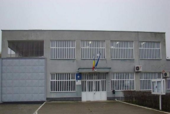 Holtan találtak egy szolgálatban lévő aradi börtönőrt