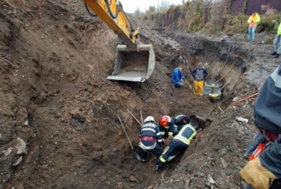 Maga alá temetett a föld két munkást, egy személy meghalt