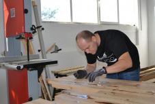 Környezetbarát startup: használt fából varázsol új bútort egy fiatal háromszéki vállalkozó