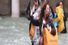 Kustán Magyari Attila: Szakad le a Vuitton-táskám, hesteg klímaváltozás