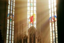 „A megalázás magasiskolája” – túlharsogta a román népzene a Szent Mihály-templomban zajló szentmisét