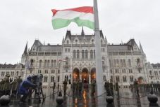 Október 6.: felvonták, majd félárbócra engedték a nemzeti lobogót a Parlament előtt