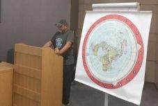 Nem aratott nagy sikert az első romániai laposföldes konferencia