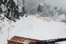 Rendőrségi figyelmeztetés: a Transzfogarasi úton kötelező a téligumi használata