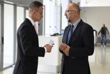 Szijjártó: felháborító, amit a román és a magyar biztosjelölttel műveltek