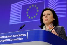 Meghallgatták Frans Timmermans utódját: Jourová folytatni akarja a jogállamiság védelmét