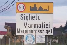 Harminc éves álom vált valóra: magyar helységnévtáblát helyeztek ki Máramarosszigeten