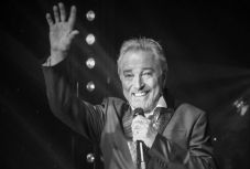 Tízezrek búcsúztak Prágában Karel Gott énekestől