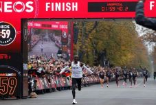 Sikerült a lehetetlen: Eliud Kipchoge két órán belül futotta le a maratont