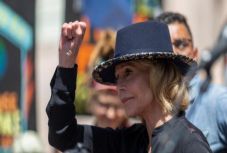 Őrizetbe vették a tüntető Jane Fondát