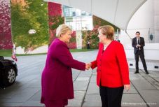 Merkel: a NATO-ban is tárgyalni kell Törökország szíriai műveletéről