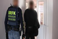 Átadtak a magyar rendőrségnek egy Budapesten késelő román férfit
