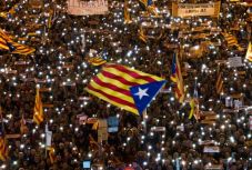 Katalán válság: több mint félmillióan vonultak utcára Barcelonában