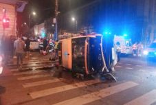 Mentőautó ütközött egy taxival Kolozsváron, hatan megsérültek