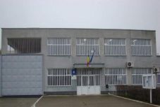 Holtan találtak egy szolgálatban lévő aradi börtönőrt