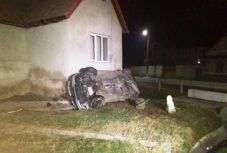 Háznak csapódott az autó: két fiatal halt meg a csíkkarcfalvi balesetben