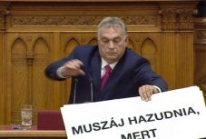 Megzavarták Orbán Viktor parlamenti felszólalását