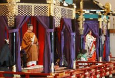 Trónra lépett Naruhito japán császár