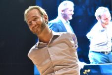 Felemelő pillanatok, könnyes tekintetek – Kolozsváron járt Nick Vujicic