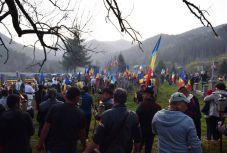 Úzvölgyi román megemlékezés: kitüntették a nyári temetőfoglalókat