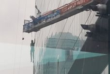 Ide-oda dobálta az erős szél az ablaktisztító munkásokat