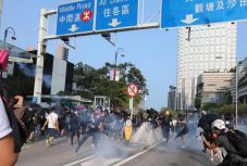 A hongkongi rendőrség könnygázt és paprikasprayt vetett be az engedély nélkül demonstrálók ellen
