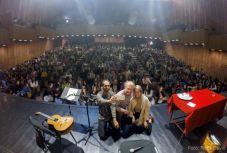 „Szia! Te még élsz?” – Lackfi János rendhagyó irodalomórát tartott Csíkszeredában