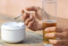 Kiderült: együtt még halálosabb az alkohol és a cigaretta