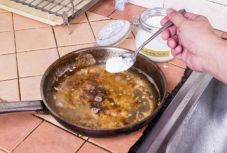 Odaégett az étel? Három tipp a lábos tisztítására