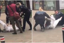 A járókelőknek kellett segíteniük a boldogtalankodó rendőrökön