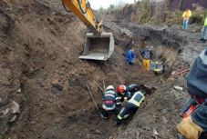 Maga alá temetett a föld két munkást, egy személy meghalt