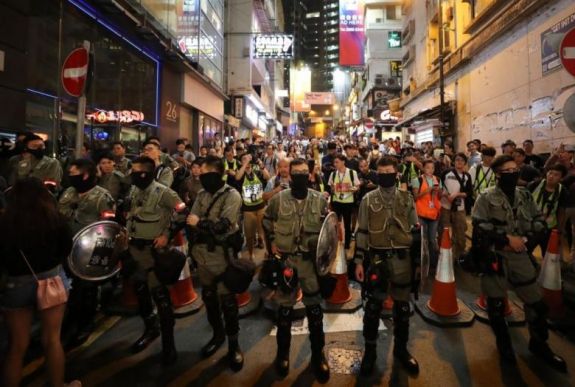 Hongkongi tüntetések: demonstrációk a rendőri erőszak miatt