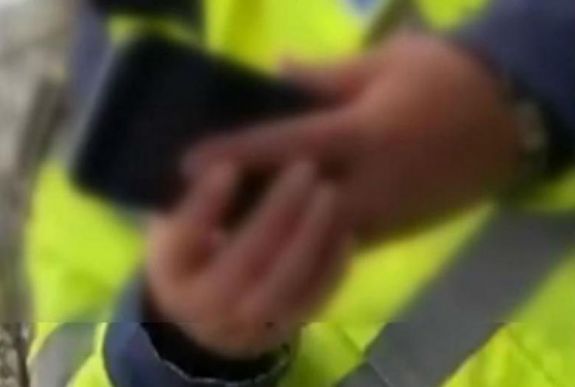 Elképesztő felvétel: nem hajlandó igazolni magát a tilosban parkoló rendőr