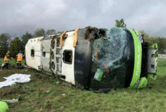 FRISSÍTVE - Felborult egy távolsági busz Franciaországban, román állampolgárokkal a fedélzetén