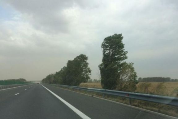 FRISSÍTVE - Erős szélre figyelmeztetnek a meteorológusok