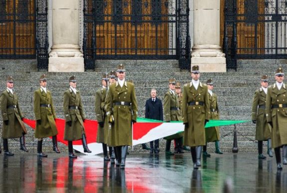 Félárbócra eresztették Magyarország lobogóját a nemzeti gyásznapon
