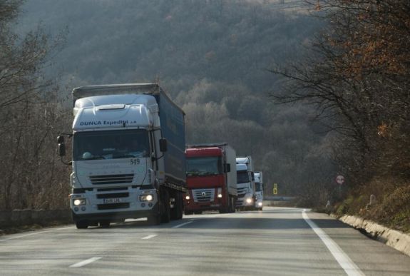 A határátkelők eltorlaszolásával fenyegetőznek a román kamionosok