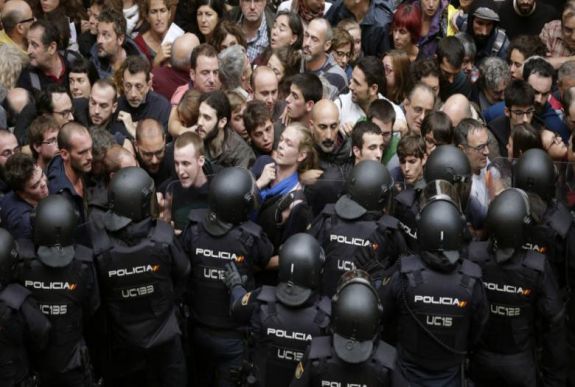 Madrid rendőrök és csendőrök ezreit irányította Katalóniába