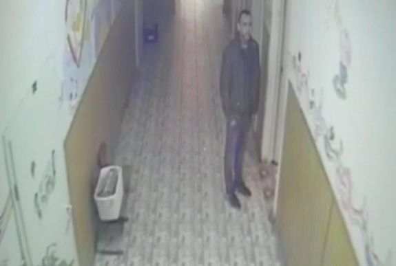 Feladta magát egy férfi, aki bement egy iskola női mosdójába