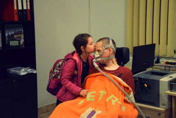 „Angyal, kérlek, gyógyítsd meg apát”– Stephen Hawking betegségében szenved egy kolozsvári férfi