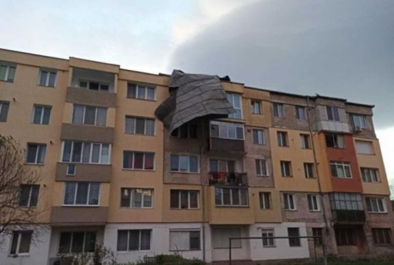 FRISSÍTVE - 25 tömbháztetőt és hét autót rongált meg az erős szél Vajdahunyadon