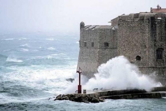 Szélviharral kísért heves esőzés söpört végig a horvát tengerparton