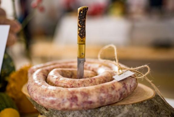 Kolbász és pálinkamustra: marosi a legjobb kolbász, csíkdelnei a legfinomabb pálinka!