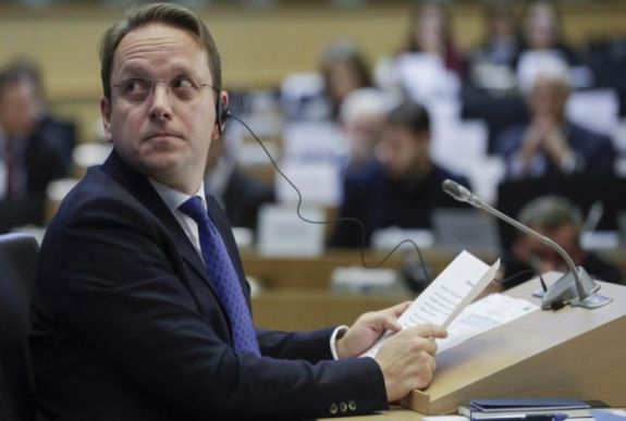 Várhelyi Olivér megkapta az EP illetékes szakbizottságának jóváhagyását