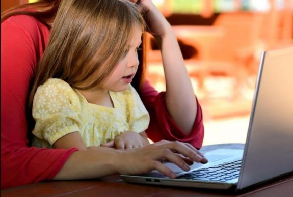 Offline szülő, online gyerek? Szakértő előadásán jártunk