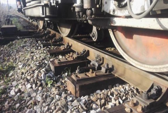 Kisiklott a Bukarest-Budapest szerelvény mozdonya Arad megyében