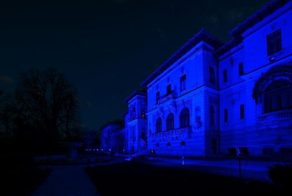 Kék fénybe borul péntek este a parlament épülete és a Cotroceni-palota