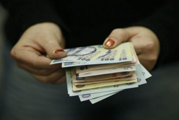 Erősödött a lej pénteken az euróval szemben