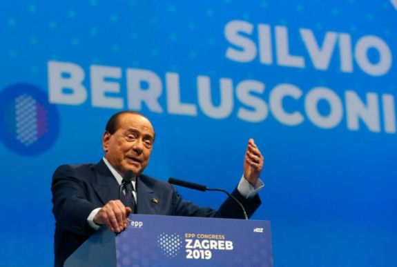 Balesetet szenvedett Berlusconi, kórházban ápolják